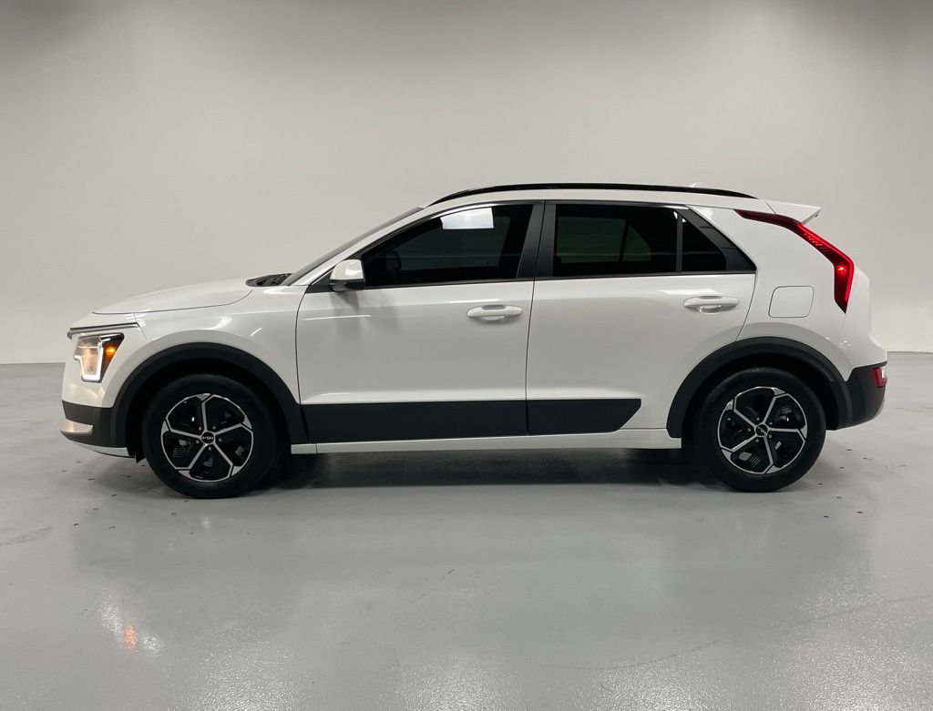 2023 Kia Niro LX photo 2