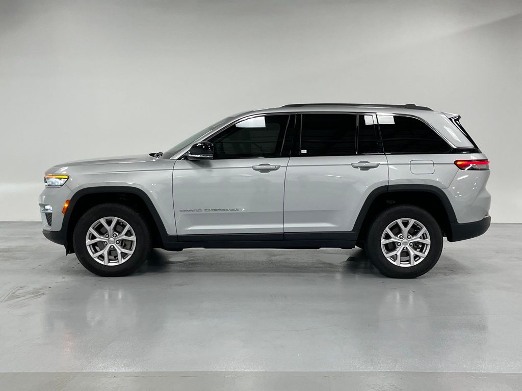 Used 2022 Jeep Grand Cherokee Limited with VIN 1C4RJHBG8N8578921 for sale in Aurora, IL