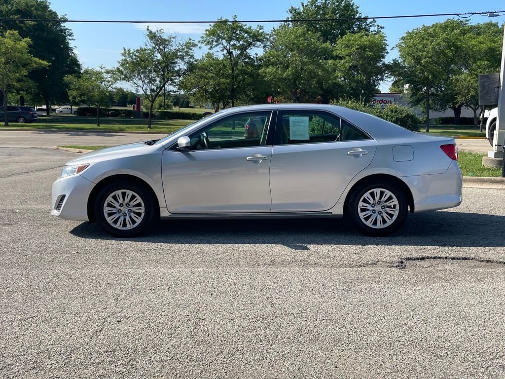 Used 2013 Toyota Camry LE with VIN 4T4BF1FK2DR288402 for sale in Aurora, IL