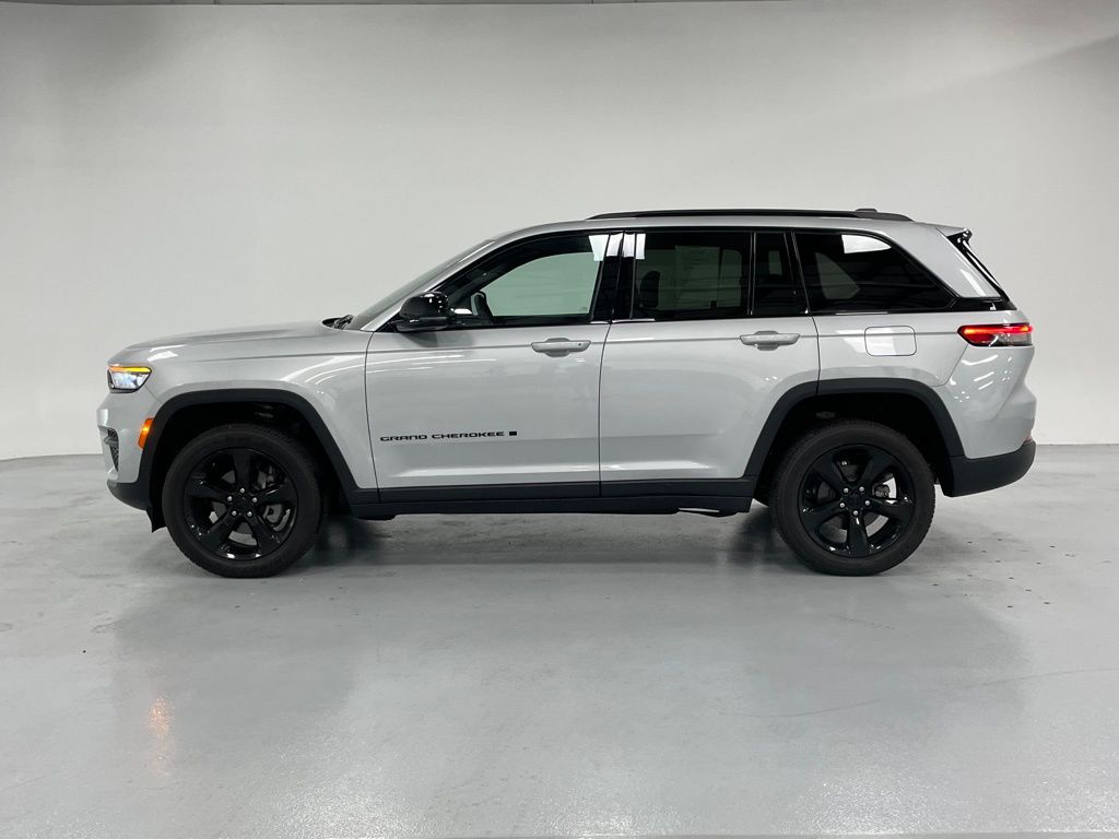 Used 2024 Jeep Grand Cherokee Altitude with VIN 1C4RJHAG1RC259803 for sale in Aurora, IL