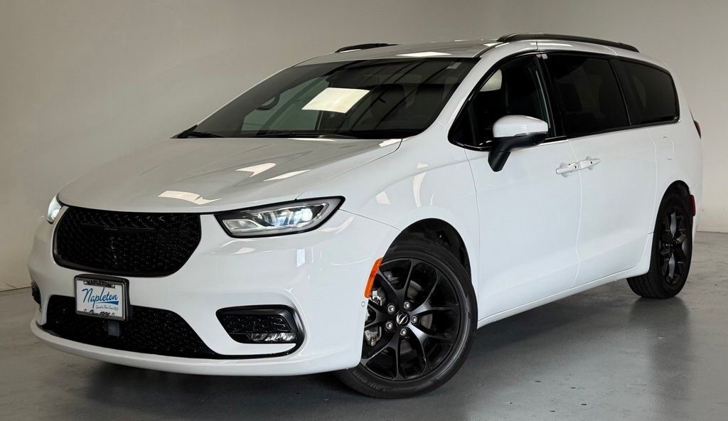 2023 Chrysler Pacifica Touring L's photo