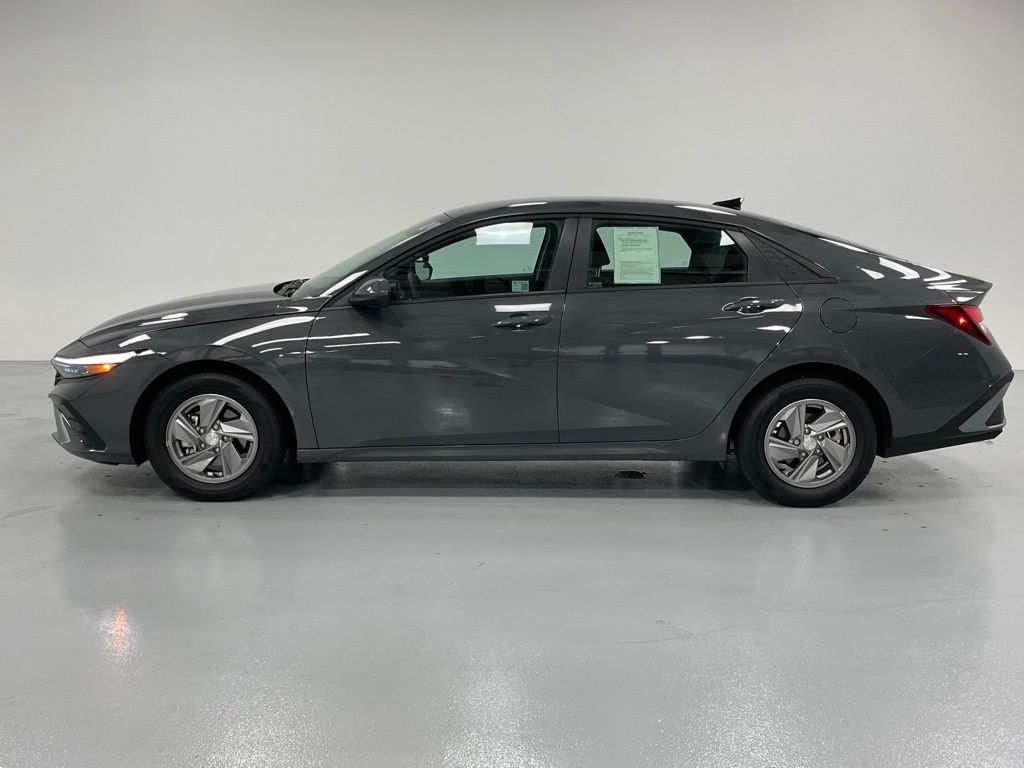 2025 Hyundai Elantra SE photo 2