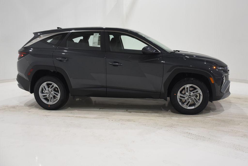 2025 Hyundai Tucson SE photo 2