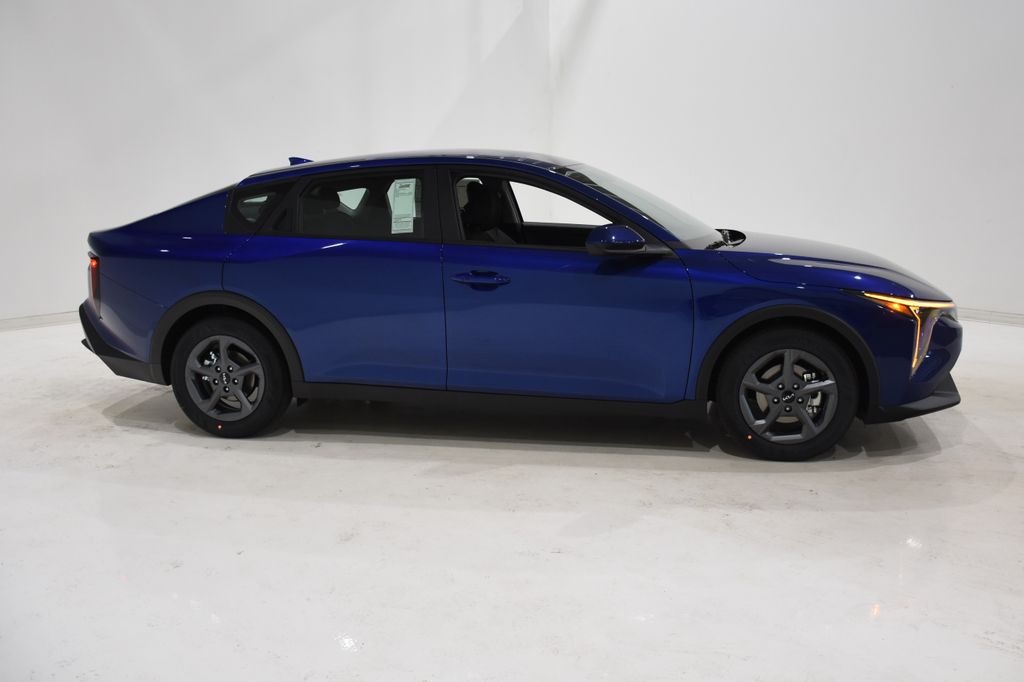 2025 Kia K4 LXS photo 3