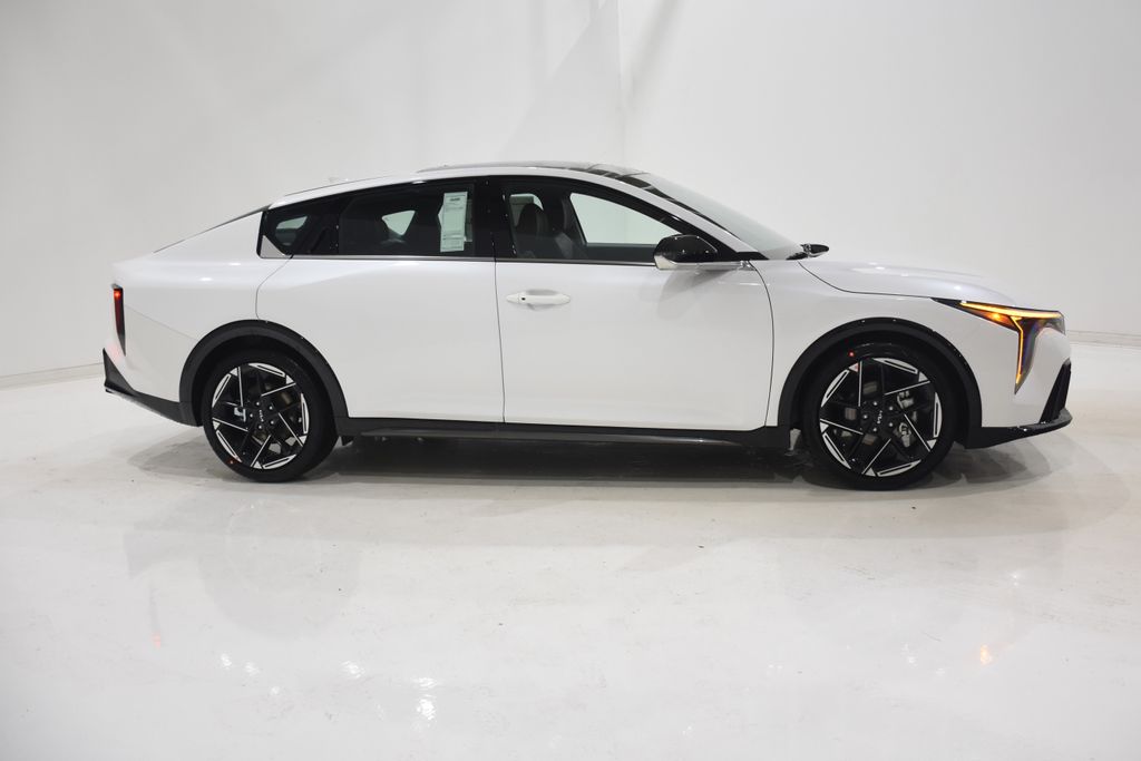 2025 Kia K4 GT-Line photo 3