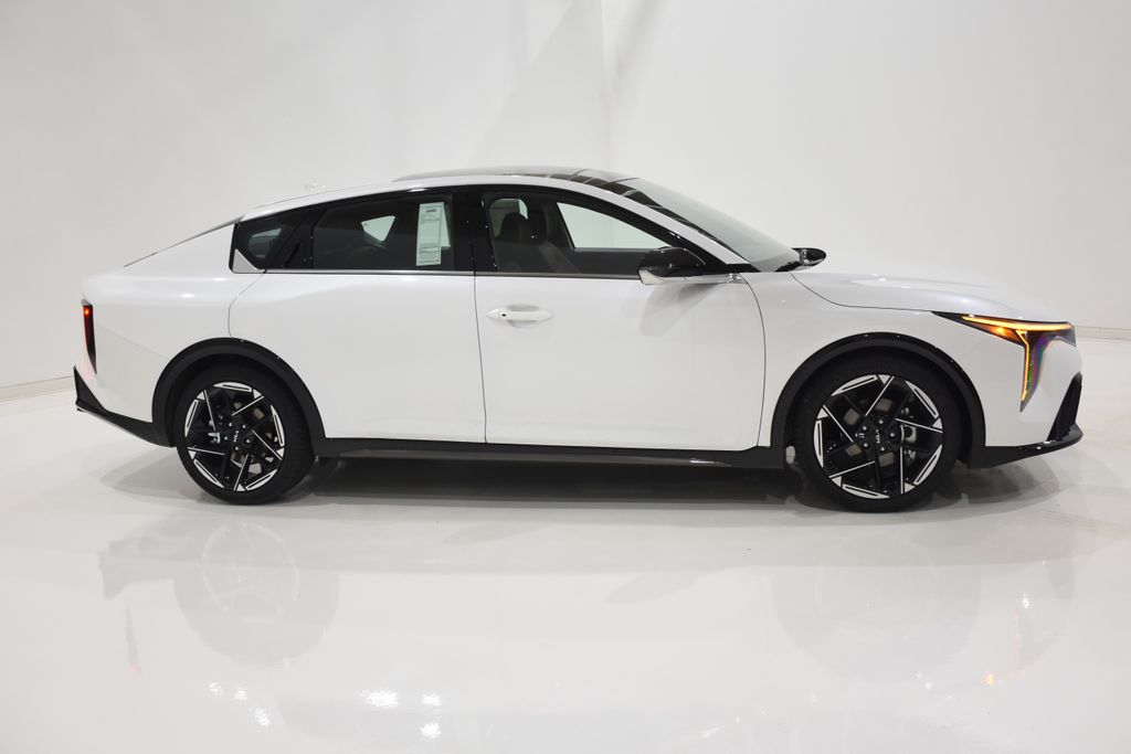 2025 Kia K4 GT-Line photo 3