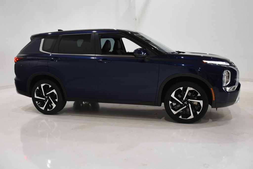 2023 Mitsubishi Outlander SE photo 3