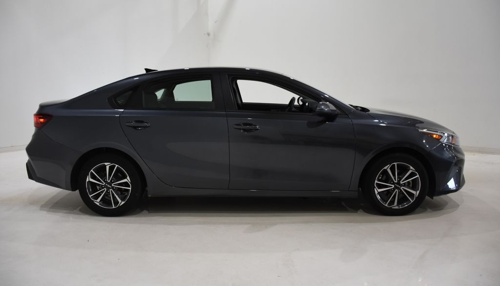 2023 Kia Forte LXS photo 3