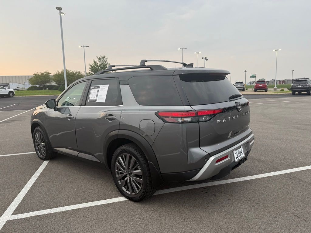 2022 Nissan Pathfinder SL photo 3