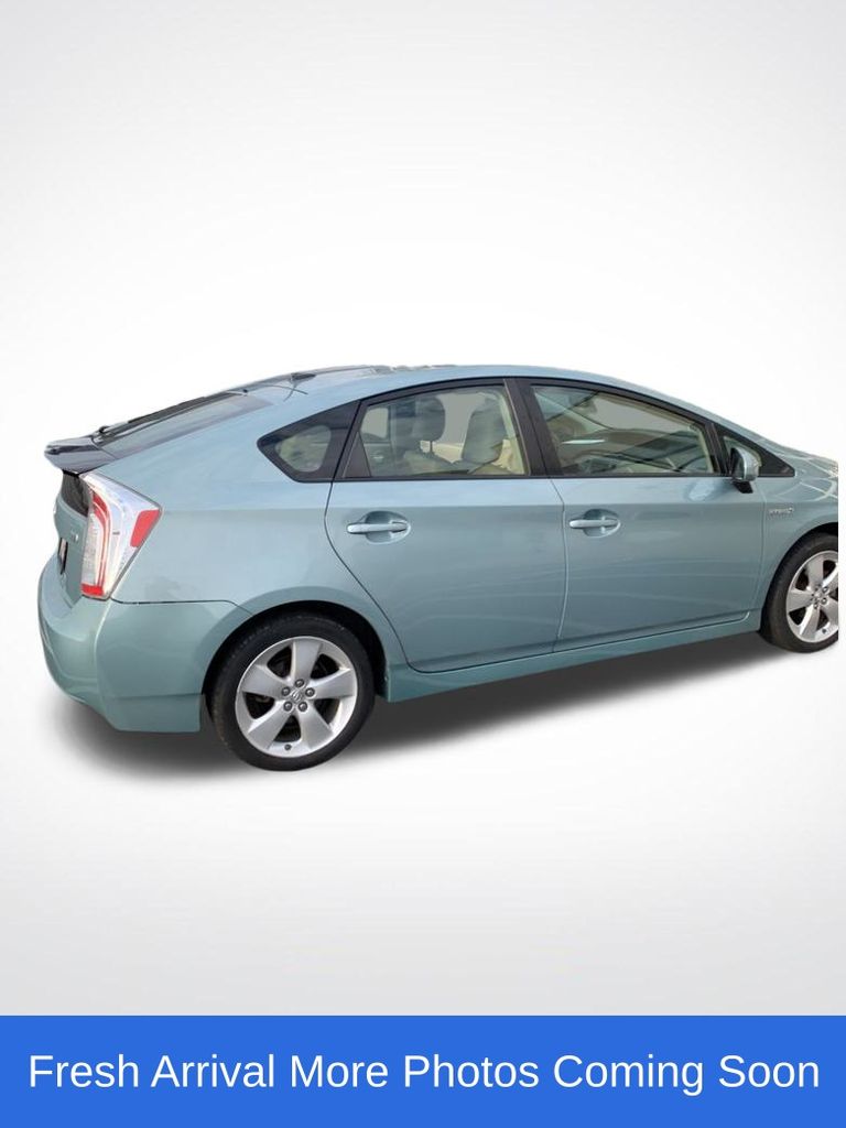2014 Toyota Prius Five photo 2