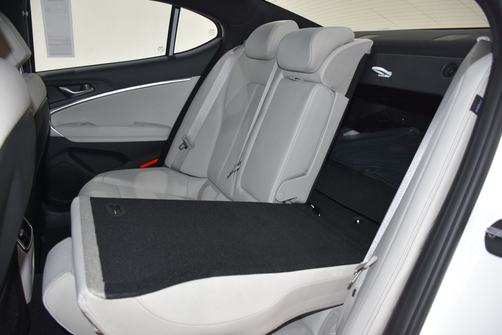 2025 GENESIS G70 Standard - Photo 23