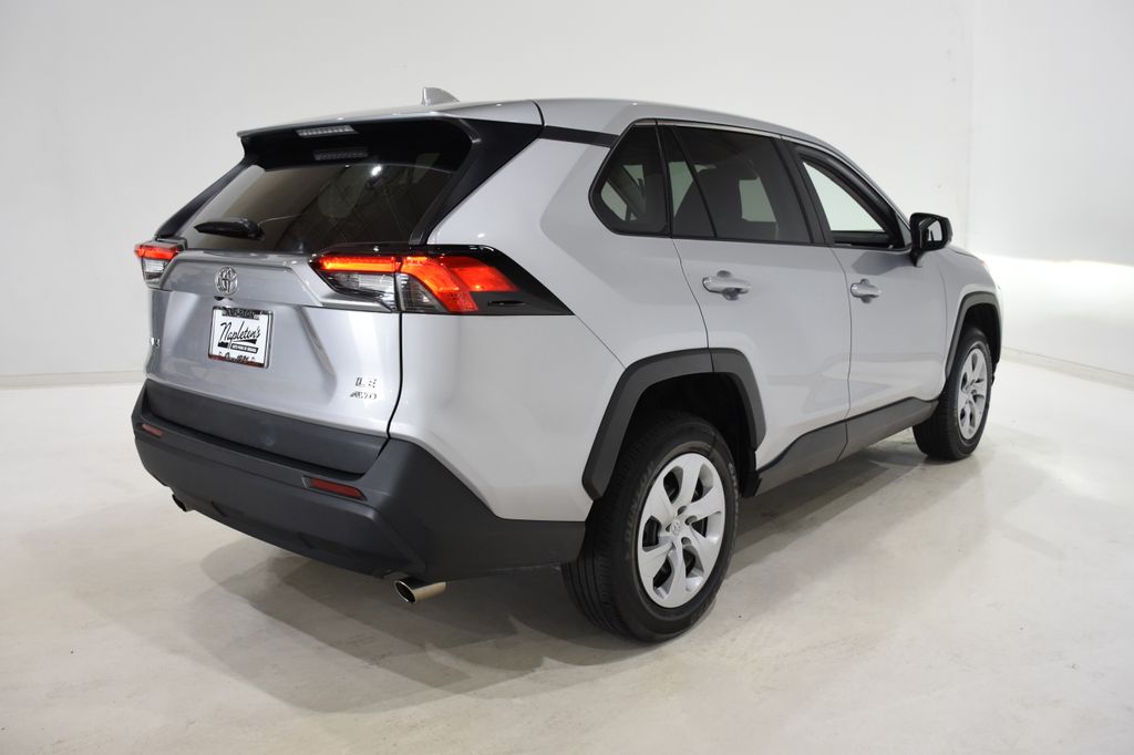 2024 Toyota RAV4 LE photo 4
