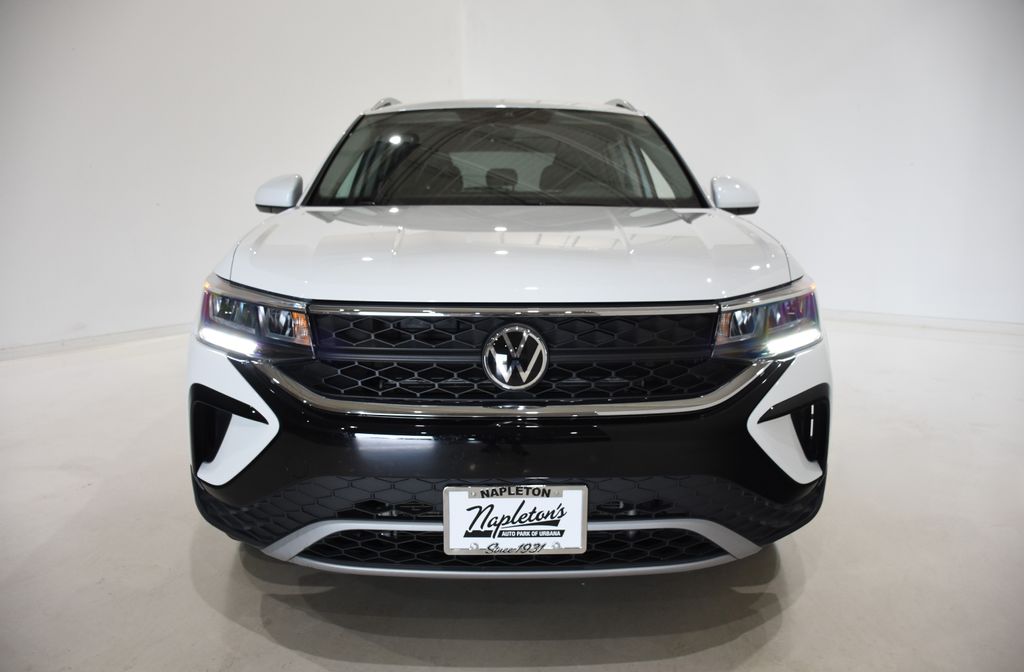 2022 Volkswagen Taos SE photo 2