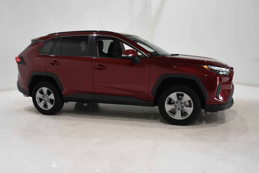 2024 Toyota RAV4 XLE photo 3