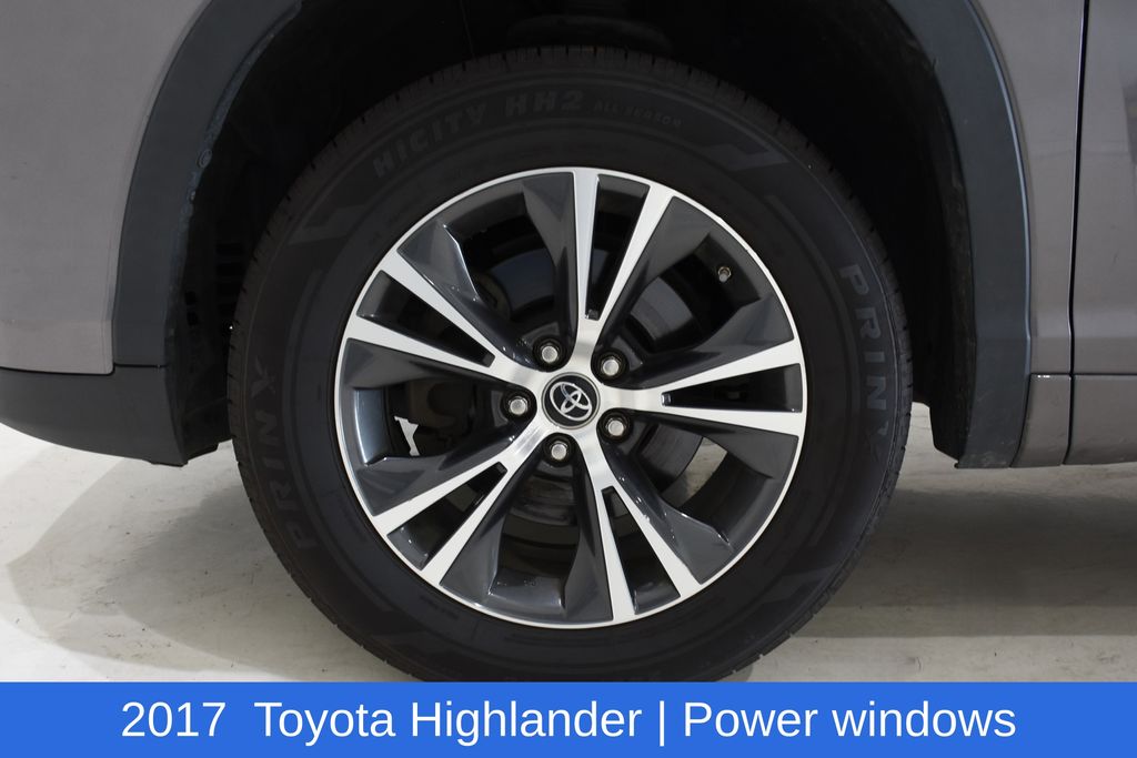 2017 Toyota Highlander LE - Photo 6