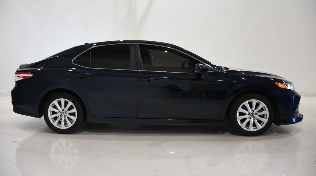 2019 Toyota Camry LE photo 3