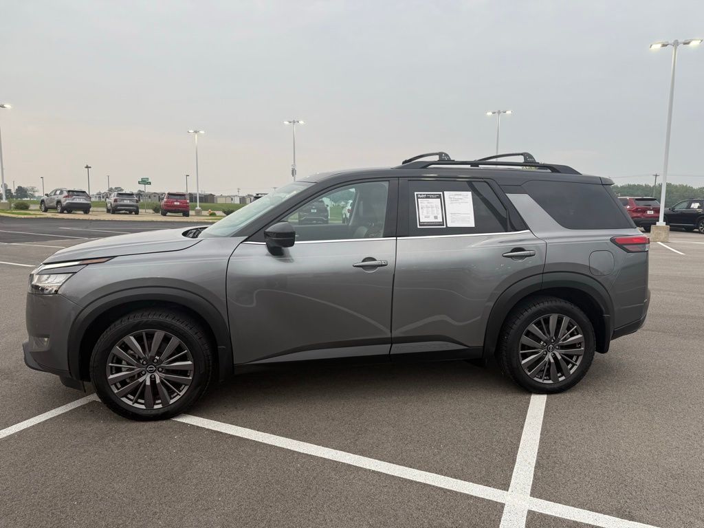 2022 Nissan Pathfinder SL photo 2