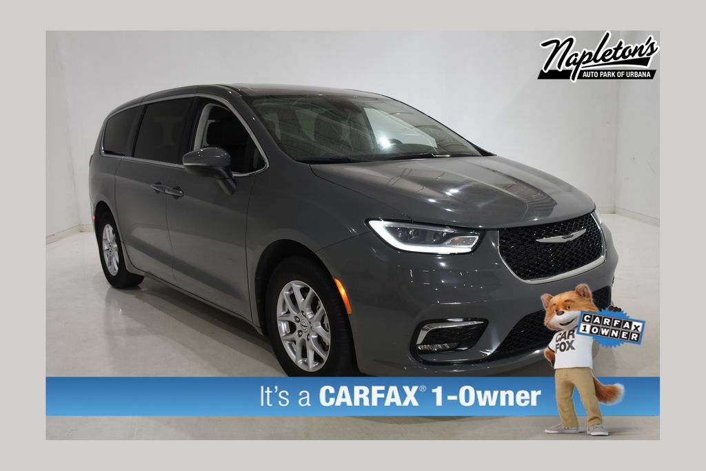 2023 Chrysler Pacifica Touring L's photo