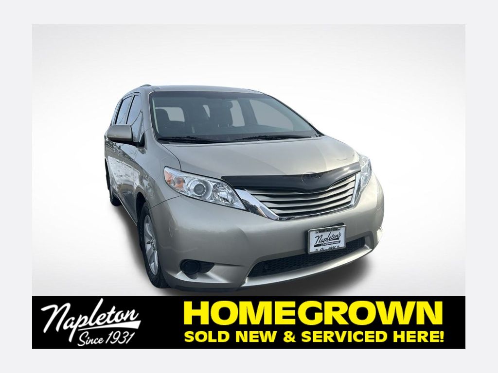 2015 Toyota Sienna LE's photo