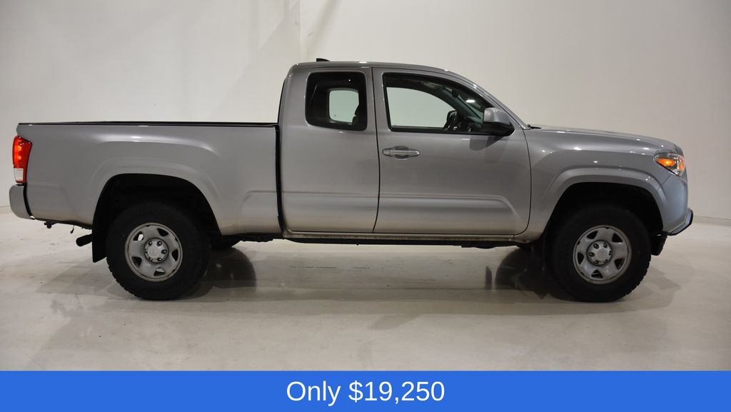 2017 Toyota Tacoma SR photo 3