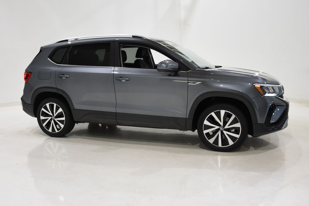 2022 Volkswagen Taos SE photo 3