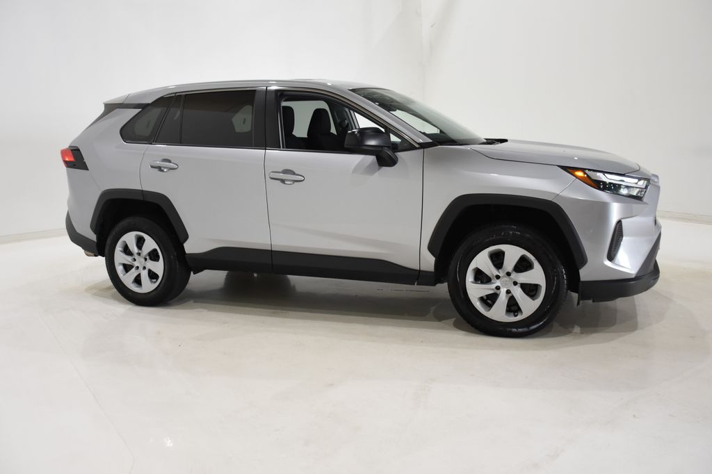 2024 Toyota RAV4 LE photo 3