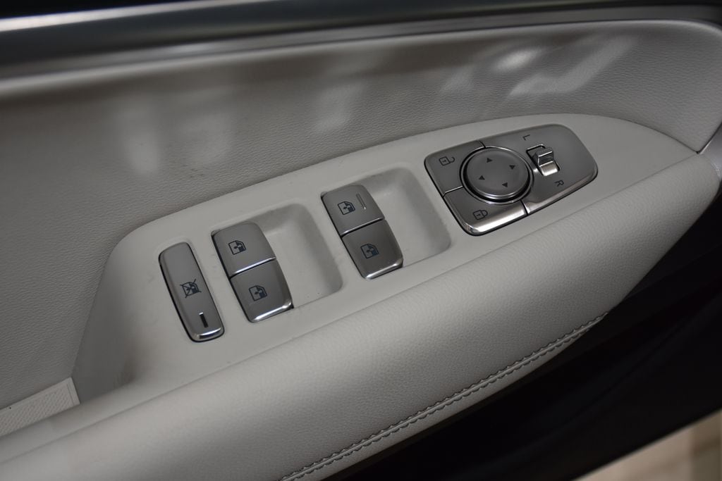 2025 GENESIS G70 Standard - Photo 18