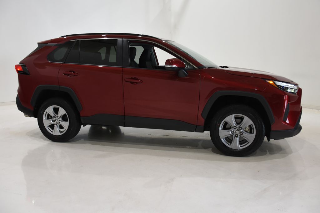 2022 Toyota RAV4 XLE photo 3