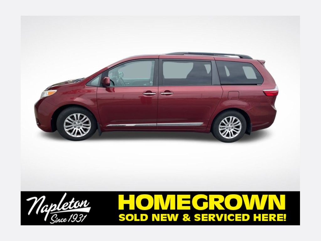 2016 Toyota Sienna XLE V6 7-Passenger Access Seat's photo