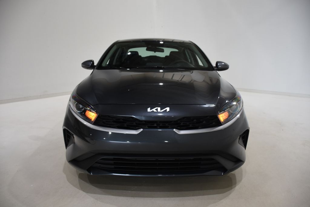2023 Kia Forte LXS photo 2