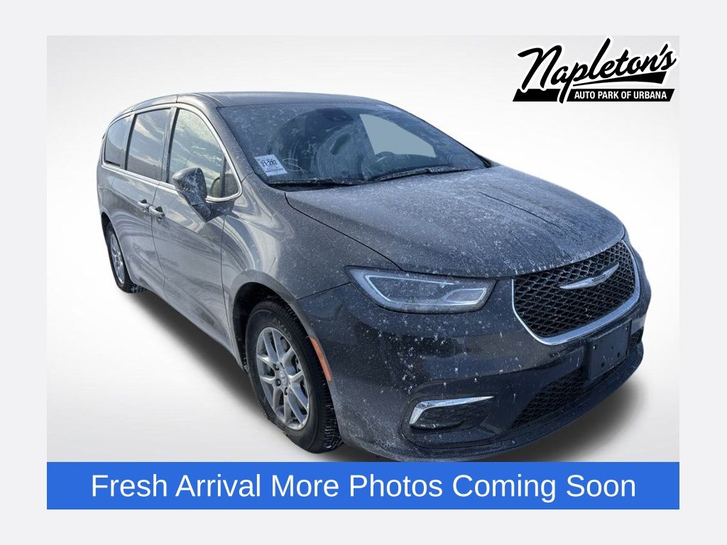 2024 Chrysler Pacifica Touring L's photo