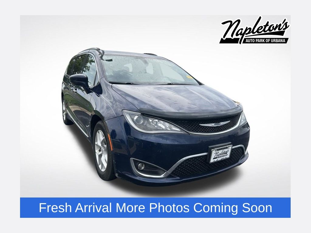 2017 Chrysler Pacifica Touring-L's photo