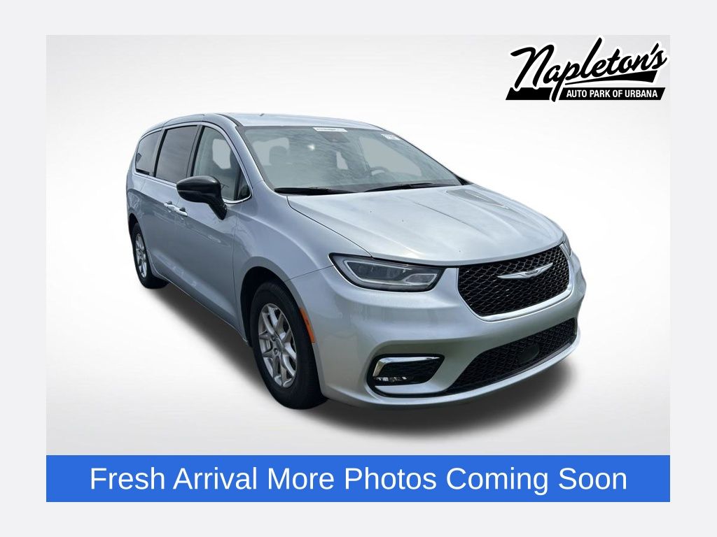 2024 Chrysler Pacifica Touring L's photo