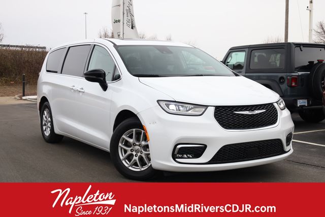 2024 Chrysler Pacifica Touring L's photo