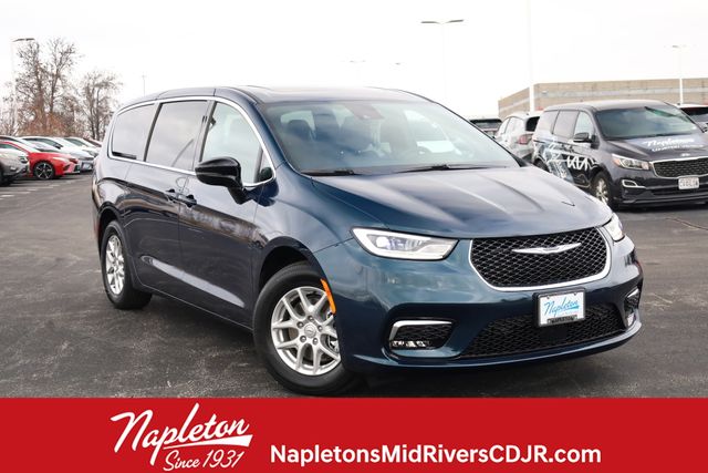 2025 Chrysler Pacifica Select's photo