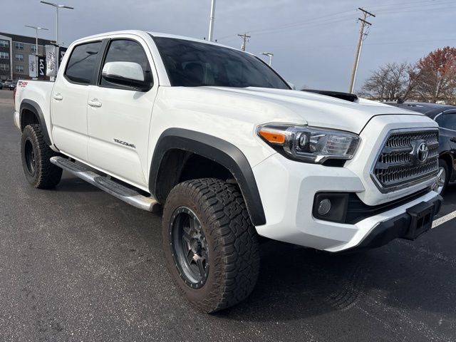 2017 Toyota Tacoma TRD Off-Road photo 3