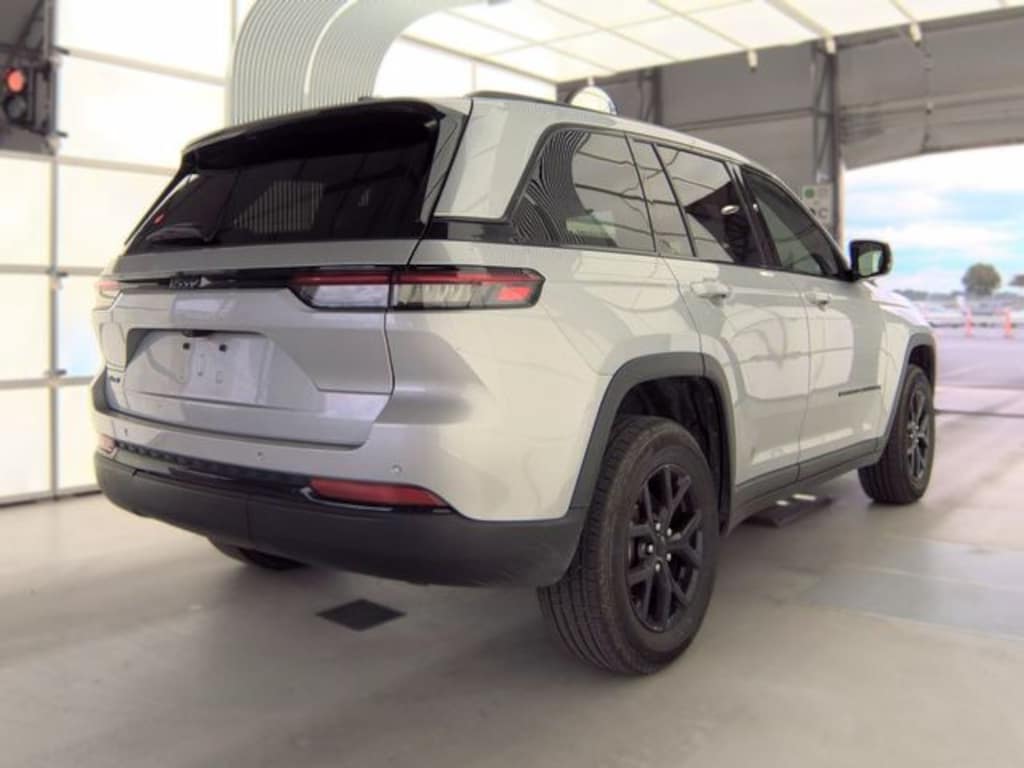 Used 2025 Jeep Grand Cherokee Laredo SUV