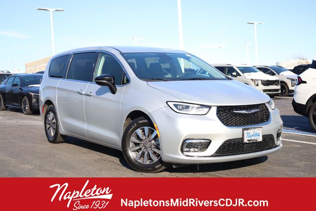 2024 Chrysler Pacifica PHEV Select's photo