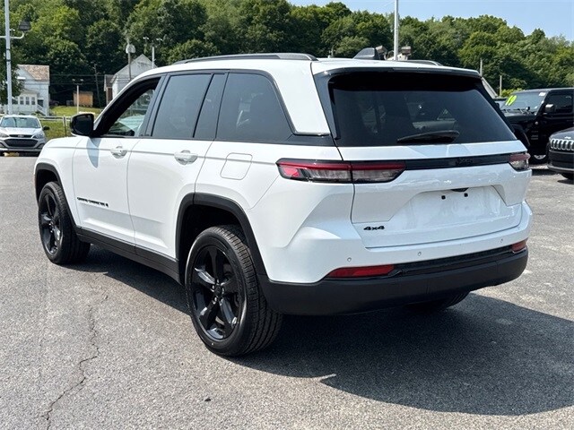 2022 Jeep Grand Cherokee Laredo Altitude photo 2