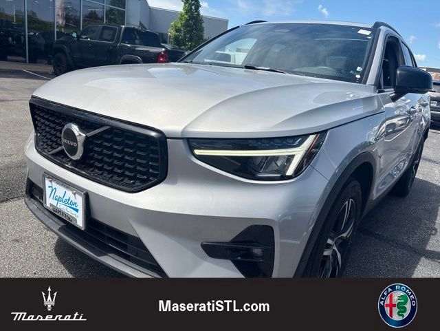 2023 Volvo XC40 B5 Plus Dark AWD's photo
