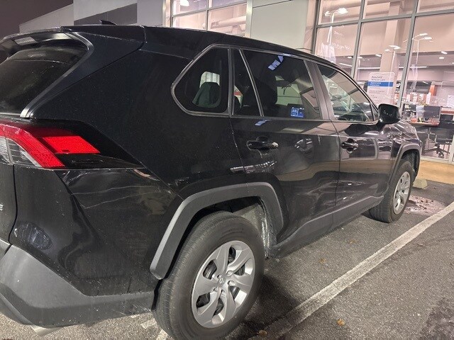 2022 Toyota RAV4 LE photo 3