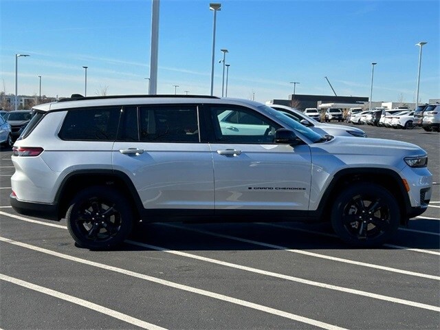 2024 Jeep Grand Cherokee Altitude photo 3