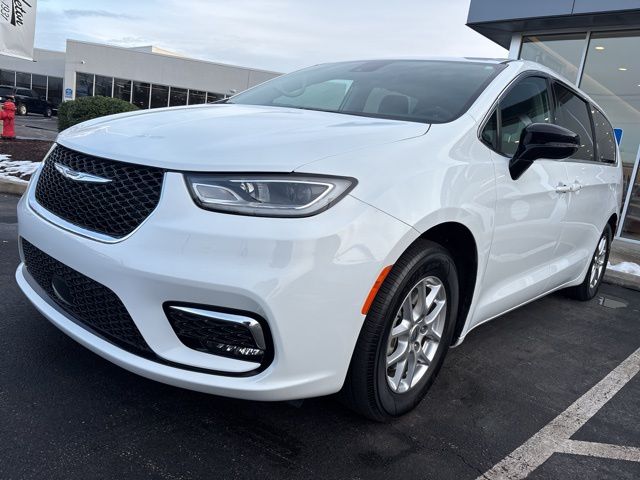 2024 Chrysler Pacifica Touring L's photo