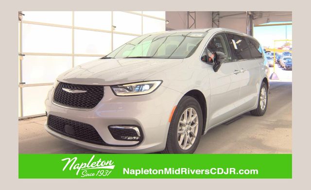 2024 Chrysler Pacifica Touring L's photo