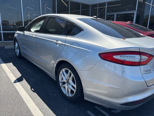 2015 Ford Fusion SE photo 2