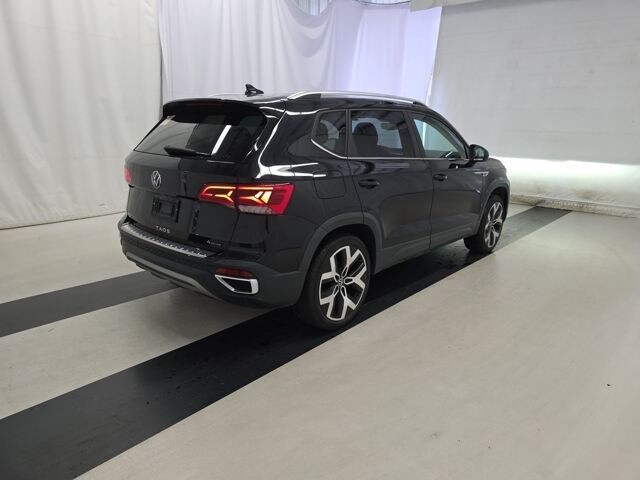 2022 Volkswagen Taos SEL photo 4