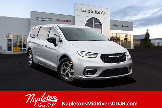 2024 Chrysler Pacifica Limited's photo