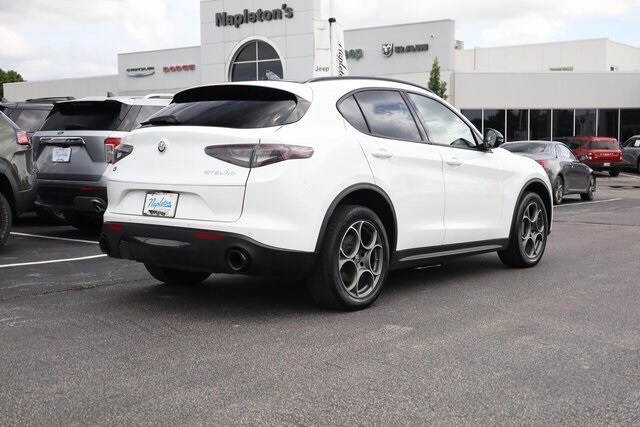 2024 Alfa Romeo Stelvio Base photo 4
