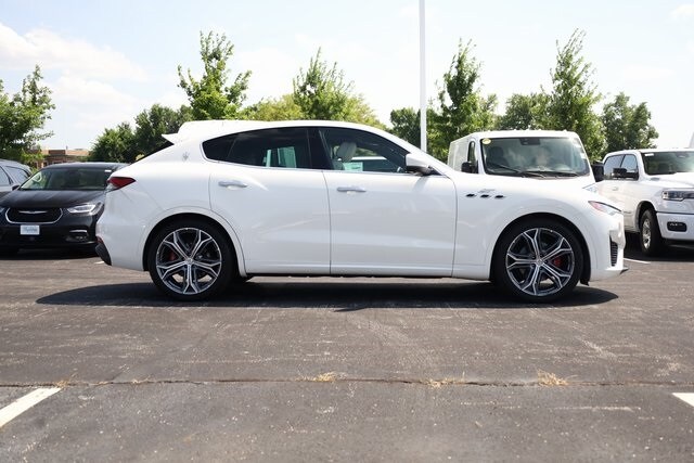 2022 Maserati Levante GT photo 3