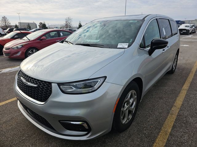 2024 Chrysler Pacifica Limited's photo